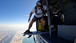 Sebastián Álvarez baja del helicóptero al inicio de su 'skysurf'