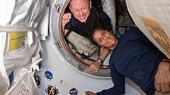 Boeing Mürettebat Uçuş Testi astronotları Butch Wilmore ve Suni Williams'ın fotoğrafı, solda 