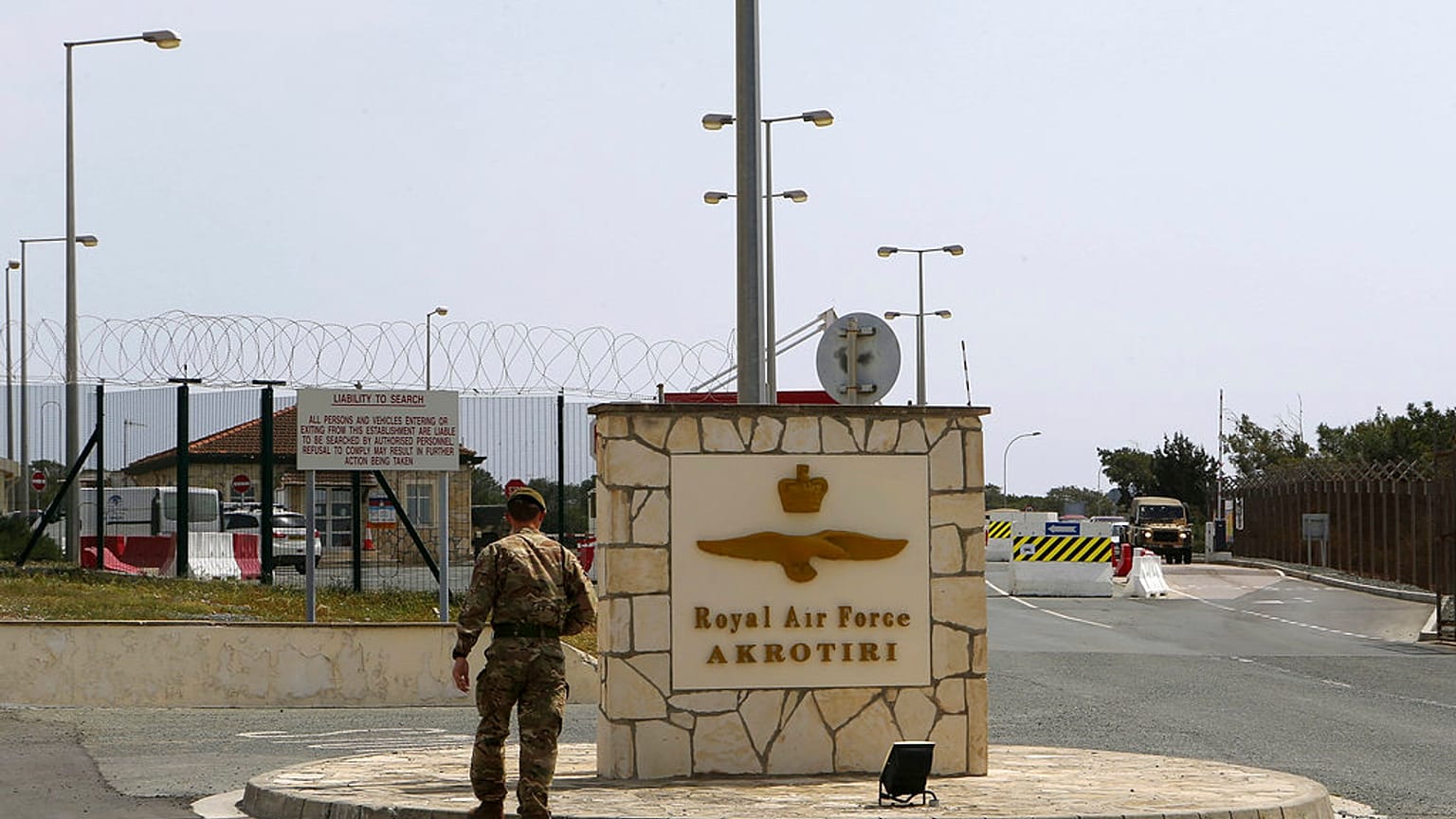 Βρετανός στρατιώτης περπατά στην είσοδο της βάσης της Βασιλικής Αεροπορίας στο Ακρωτήρι (φωτογραφία αρχείου)