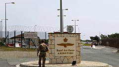 Βρετανός στρατιώτης περπατά στην είσοδο της βάσης της Βασιλικής Αεροπορίας στο Ακρωτήρι (φωτογραφία αρχείου)
