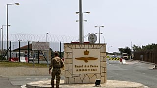 Βρετανός στρατιώτης περπατά στην είσοδο της βάσης της Βασιλικής Αεροπορίας στο Ακρωτήρι (φωτογραφία αρχείου)