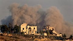 Rauch steigt hinter einem zerstörten Haus nach einem israelischen Luftangriff auf das Dorf Khiam auf, gesehen von der Stadt Marjayoun, Südlibanon, Dienstag, 24. September 2024