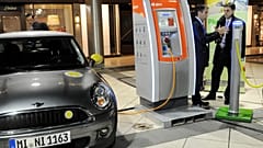 Algunos coches eléctricos expuestos en un hotel de Bruselas.