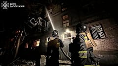Пожарные ведут борьбу с огнем после удара сил РФ по Запорожью