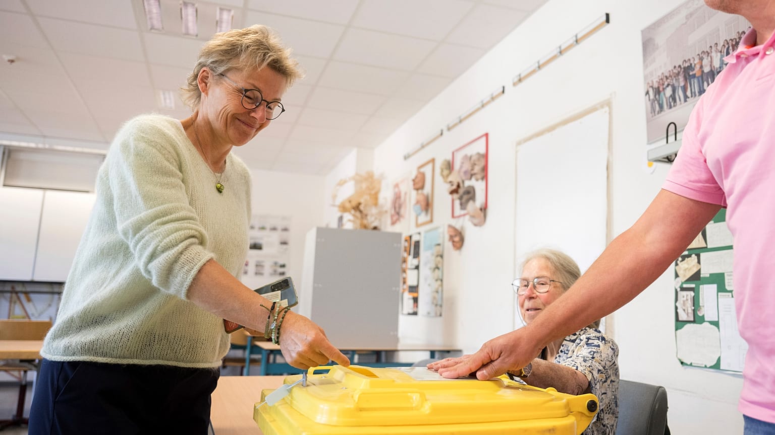 Antje Topfer, da Aliança 90/Os Verdes, vota nas eleições estatais de Brandeburgo numa assembleia de voto em Falkensee, Alemanha, domingo, 22 de setembro de 2024.