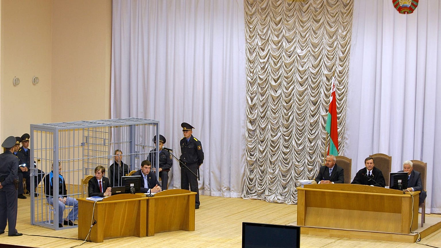 دادگاه دو برادر مظنون به بمبگذاری در مترو در شهر مینسک، به تاریخ ۱۵ سپتامبر ۲۰۱۱