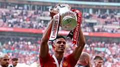 لاعب مانشستر يونايتد رافائيل فاران يحتفل بالكأس بعد فوزه في المباراة النهائية لكأس الاتحاد الإنجليزي لكرة القدم بين مانشستر سيتي ومانشستر يونايتد في ملعب ويمبلي في لندن