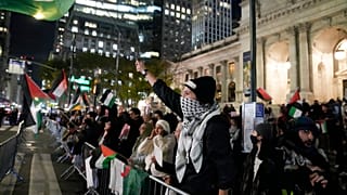 أشخاص يدعمون غزة ويدعون إلى وقف إطلاق النار في احتجاج أمام مكتبة نيويورك العامة في نيويورك 9 نوفمبر 2023