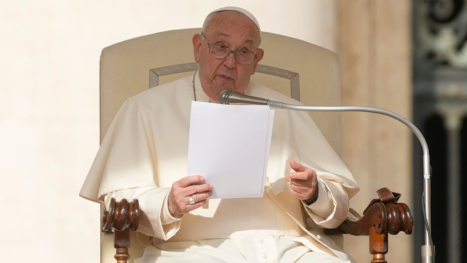 El Papa Francisco celebra su audiencia general semanal en la Plaza de San Pedro, en el Vaticano, el miércoles 25 de septiembre de 2024.