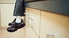 Un niño espera en la consulta del médico.