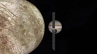 Animasyon Europa Clipper'ın Europa'ya yakın uçuşlar gerçekleştirdiğini gösteriyor 