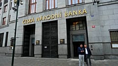 Çek Cumhuriyeti'nin başkenti Prag'da Çek Merkez Bankası'nın önünde duran insanlar, 2 Kasım 2023 