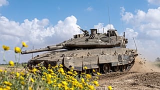 İsrail askerleri, Gazze Şeridi sınırında tankla ilerliyor, 19 Mart 2024