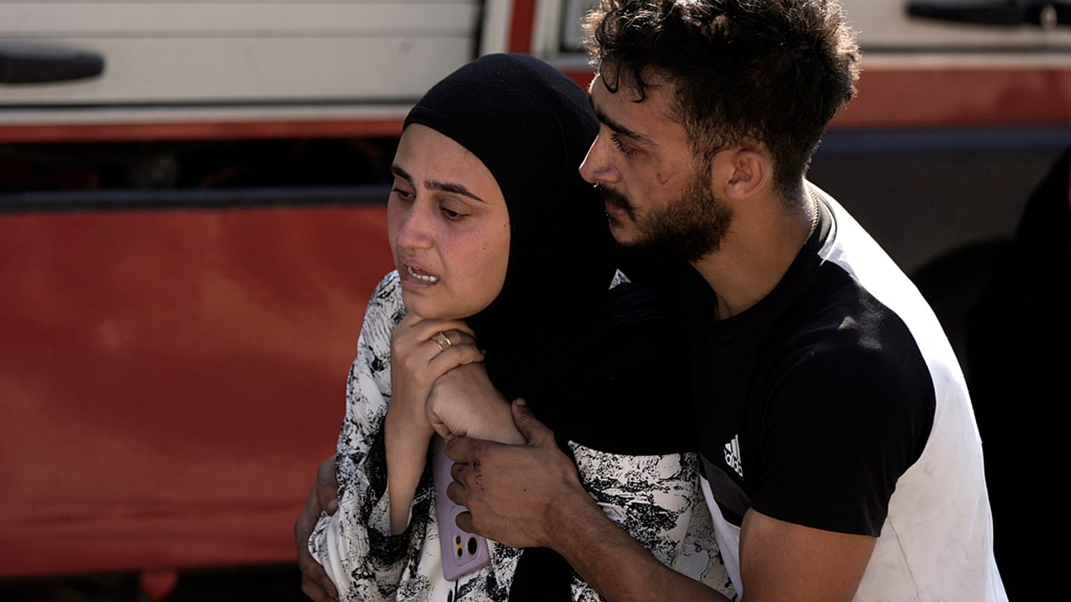 امرأة تتواجد في مكان الغارة الجوية الإسرائيلية في بلدة ميسرة شمال بيروت 25 سبتمبر 2024
