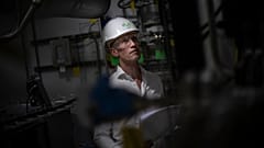 Jordi Zonneveld pose pour un portrait chez Plug Power, qui produit de l'hydrogène vert à Alphen aan den Rijn, aux Pays-Bas.