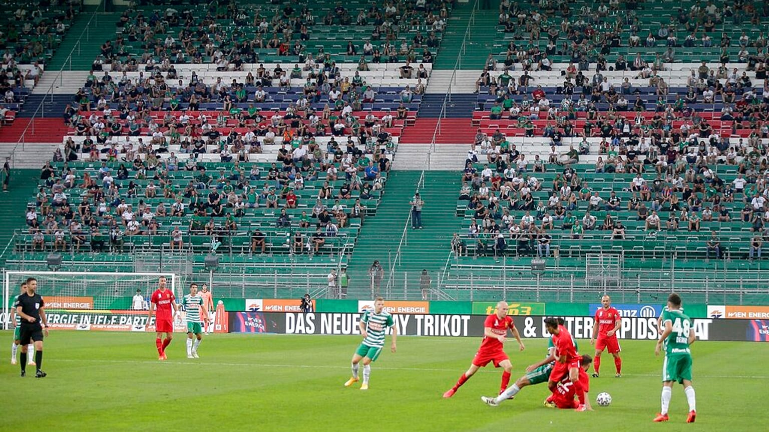 مشجعو رابيد فيينا يحضرون بداية أول مباراة في الدوري النمساوي بين رابيد فيينا وأدميرا في ملعب أليانز في فيينا 11 سبتمبر 2020