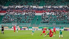 مشجعو رابيد فيينا يحضرون بداية أول مباراة في الدوري النمساوي بين رابيد فيينا وأدميرا في ملعب أليانز في فيينا 11 سبتمبر 2020