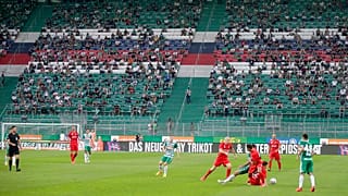 مشجعو رابيد فيينا يحضرون بداية أول مباراة في الدوري النمساوي بين رابيد فيينا وأدميرا في ملعب أليانز في فيينا 11 سبتمبر 2020