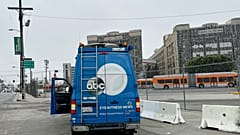  مكان اختطاف حافلة نقل ليلاً، يوم الأربعاء 25 سبتمبر 2024، في لوس أنجلوس. 