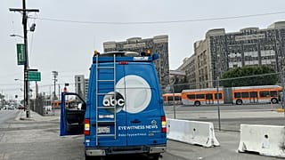  مكان اختطاف حافلة نقل ليلاً، يوم الأربعاء 25 سبتمبر 2024، في لوس أنجلوس. 