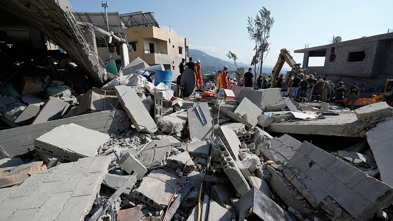 Des secouristes arrivent sur les lieux d'une frappe aérienne israélienne dans la ville de Maisara, au nord de Beyrouth, mercredi 25 septembre 2024.