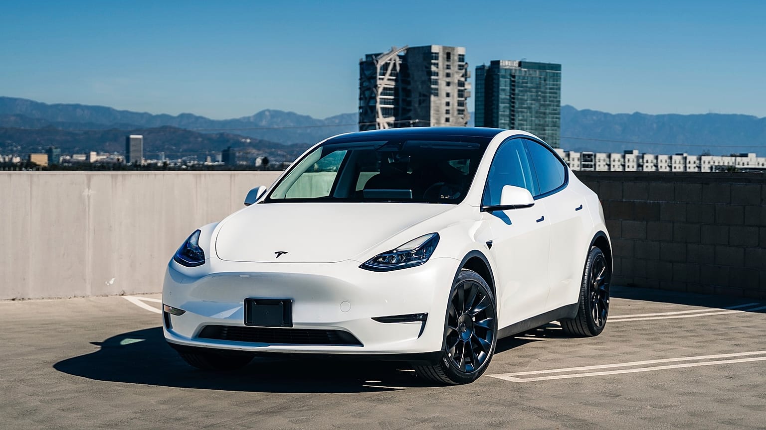 Geri çağırmalar da dahil olmak üzere yazılım güncellemelerini kablosuz olarak alabilen Tesla Model Y
