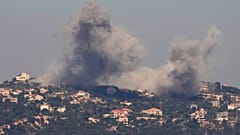 الدخان يتصاعد من الغارات الجوية الإسرائيلية على قرية سجود الجنوبية، من مرجعيون، جنوب لبنان، الأربعاء، 25 سبتمبر/أيلول 2024