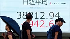 شخاص يسيرون أمام لوحة أسهم إلكترونية تعرض مؤشر نيكاي الياباني في إحدى شركات الأوراق المالية يوم الخميس 26 سبتمبر/أيلول 2024 في طوكيو.