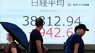 شخاص يسيرون أمام لوحة أسهم إلكترونية تعرض مؤشر نيكاي الياباني في إحدى شركات الأوراق المالية يوم الخميس 26 سبتمبر/أيلول 2024 في طوكيو.