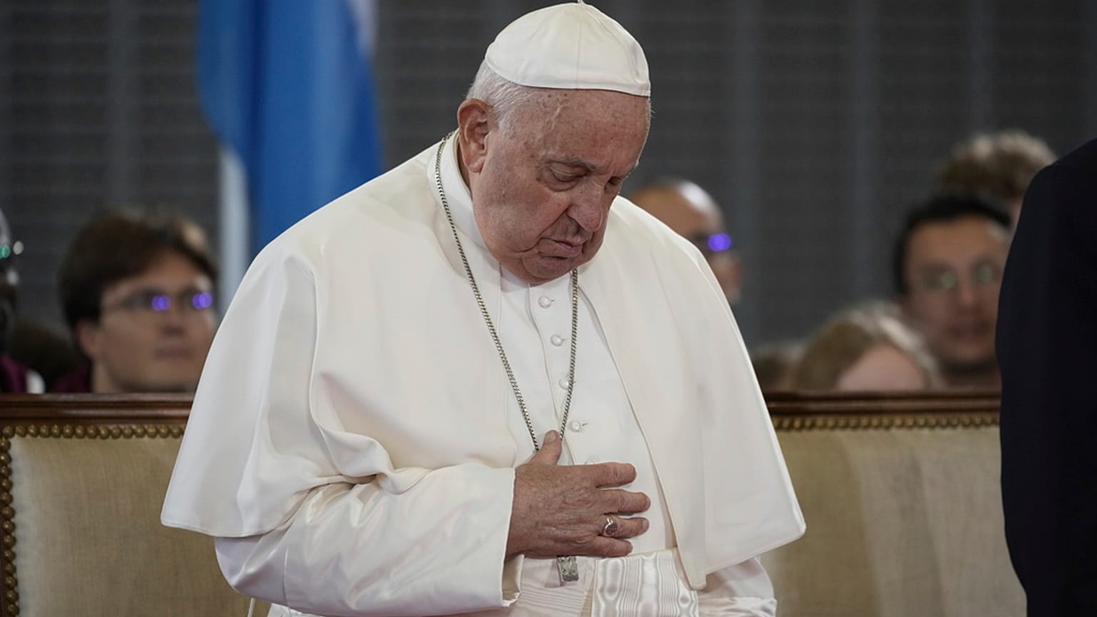 O Papa Francisco participa na cerimónia de boas-vindas à sua chegada ao Aeroporto Internacional de Findel, no Luxemburgo, quinta-feira, 26 de setembro de 2024