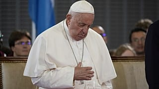 Le pape François assiste à la cérémonie d'accueil à son arrivée à l'aéroport international du Findel au Luxembourg, jeudi 26 septembre 2024.