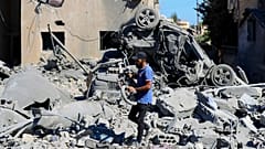 Un hombre camina entre los destrozos causados por un ataque aéreo israelí en Saksakieh, en el sur del Líbano, el jueves 26 de septiembre de 2024.