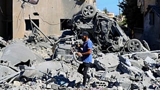 Un hombre camina entre los destrozos causados por un ataque aéreo israelí en Saksakieh, en el sur del Líbano, el jueves 26 de septiembre de 2024.