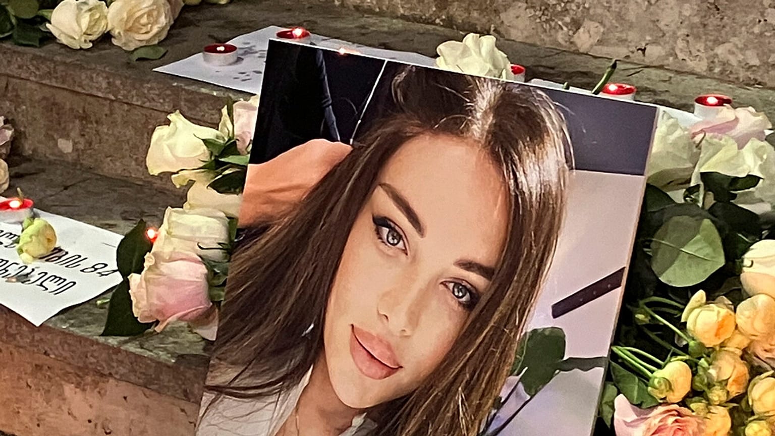 Ένα πορτρέτο της Kesaria Abramidze, μιας τρανσέξουαλ ηθοποιού και μοντέλου που μαχαιρώθηκε μέχρι θανάτου, εμφανίζεται σε μια αγρυπνία κοντά στο κοινοβούλιο στην Τιφλίδα της Γεωργίας, Πέμπτη 19 Σεπτεμβρίου 2024.