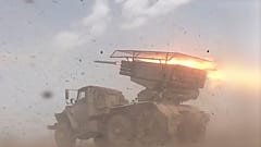 Un lanzacohetes múltiple autopropulsado ruso BM-21 Grad de 122 mm dispara sobre un lugar no revelado de Ucrania el jueves 26 de septiembre de 2024