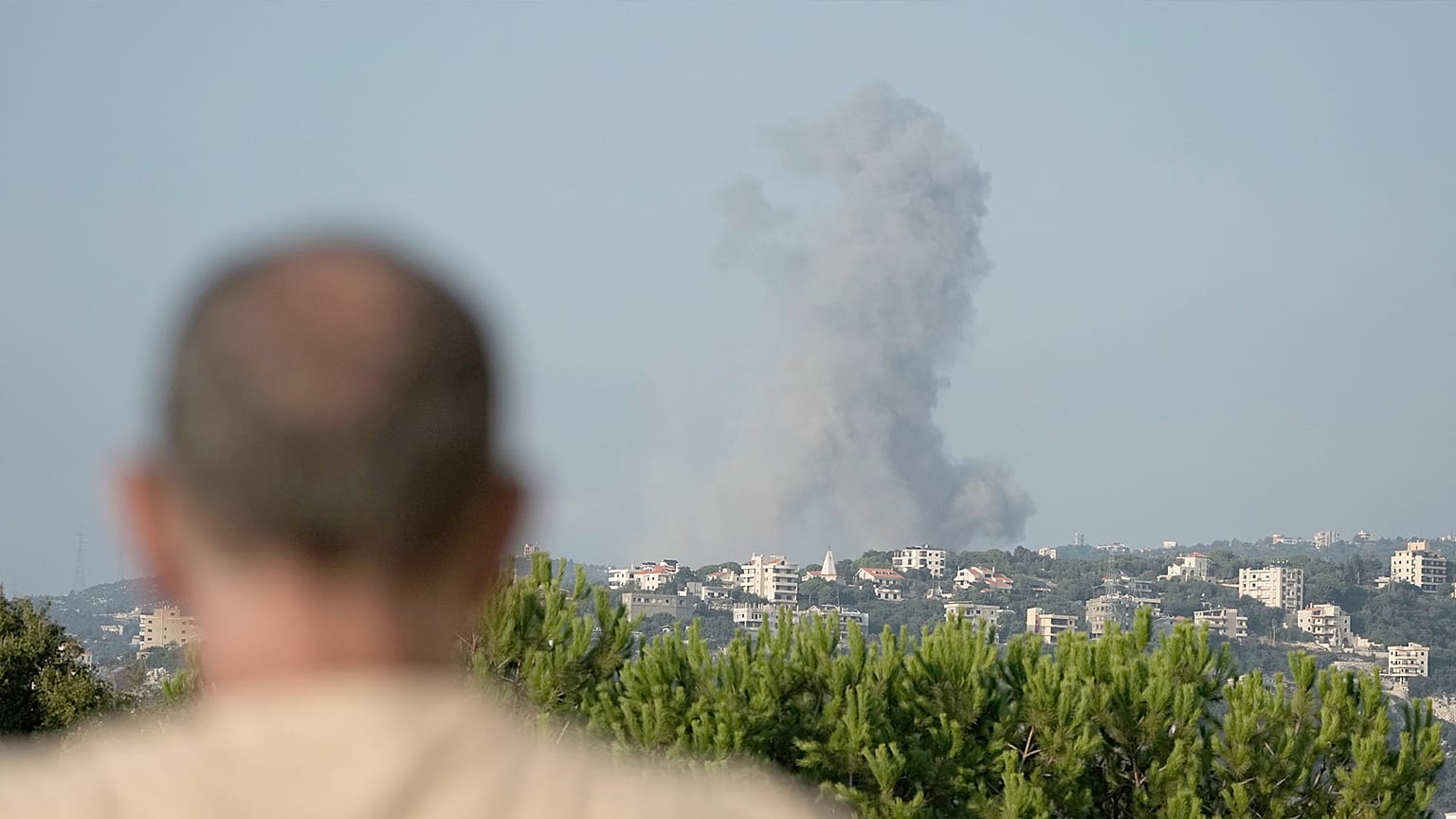 Une personne observe un nuage de fumée après un bombardement au Sud Liban