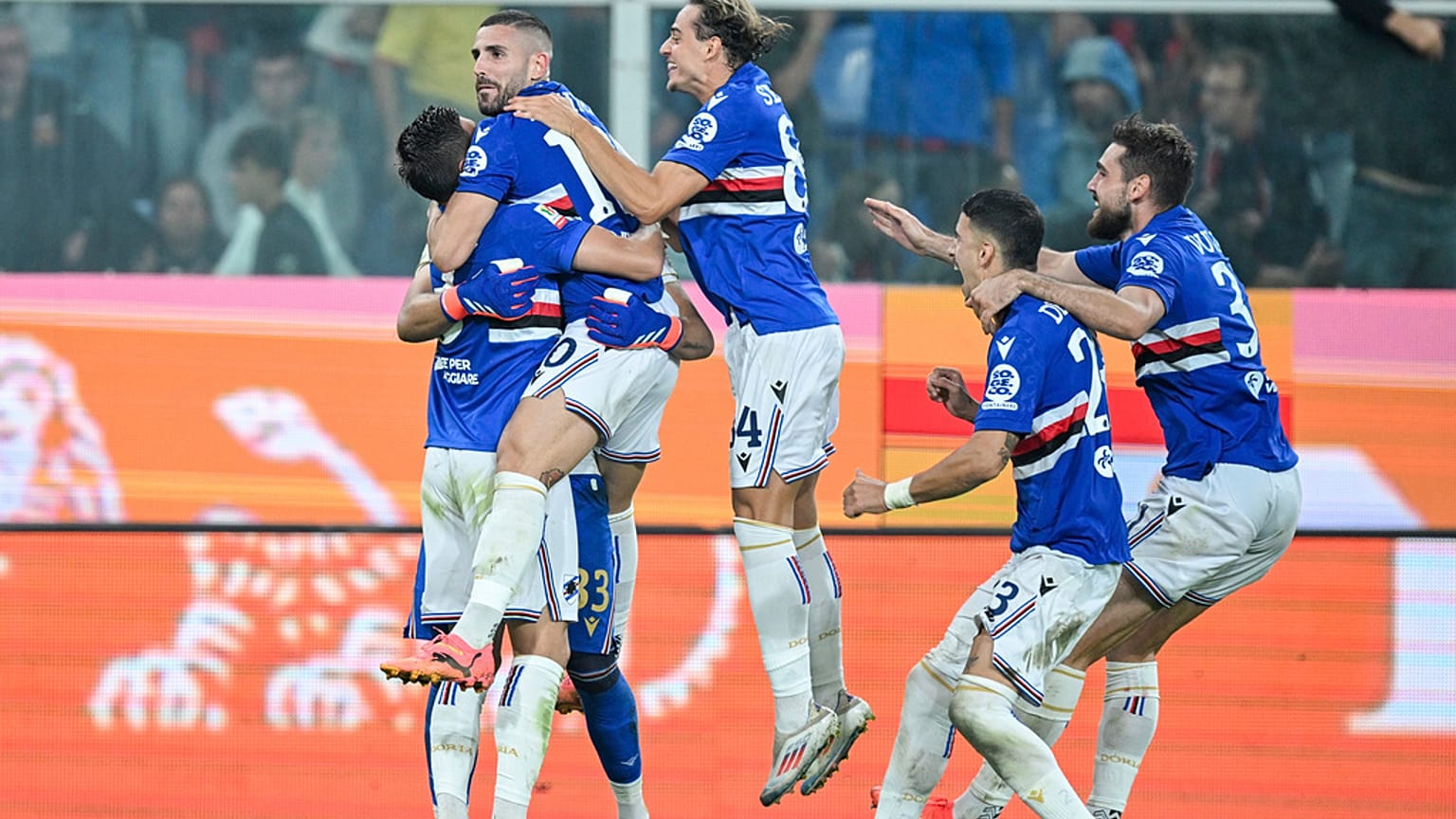 Sampdoria'dan Antonio Barreca, solda, 25 Eylül 2024 Çarşamba günü İtalya'nın Cenova kentindeki Luigi Ferraris Stadyumu'nda galibiyet penaltısını attıktan sonra takım arkadaşlarıyla kutlama yapıyor.