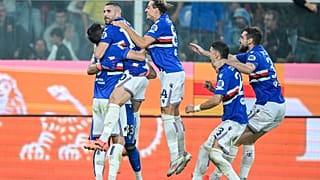 Sampdoria'dan Antonio Barreca, solda, 25 Eylül 2024 Çarşamba günü İtalya'nın Cenova kentindeki Luigi Ferraris Stadyumu'nda galibiyet penaltısını attıktan sonra takım arkadaşlarıyla kutlama yapıyor.
