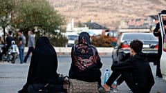 لبنانيون نزحوا جراء القصف الإسرائيلي، يجلسون على الأرض بعد عبورهم إلى سوريا عند المعبر الحدودي السوري اللبناني، سوريا، الثلاثاء، 24 سبتمبر، 2024.