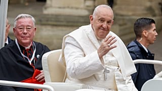 O Papa Francisco no Luxemburgo com o arcebispo local, Cardeal Jean-Claude Hollerich, na quinta-feira, 26 de setembro de 2024