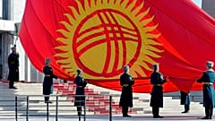 DOSYA: Kırgızistan onur muhafızları, 3 Mart 2022'de Bişkek'te Kırgızistan Devlet bayrağının 30. yıldönümü kutlamaları sırasında dev bir ulusal bayrak kaldırıyor