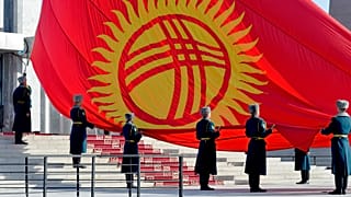DOSYA: Kırgızistan onur muhafızları, 3 Mart 2022'de Bişkek'te Kırgızistan Devlet bayrağının 30. yıldönümü kutlamaları sırasında dev bir ulusal bayrak kaldırıyor