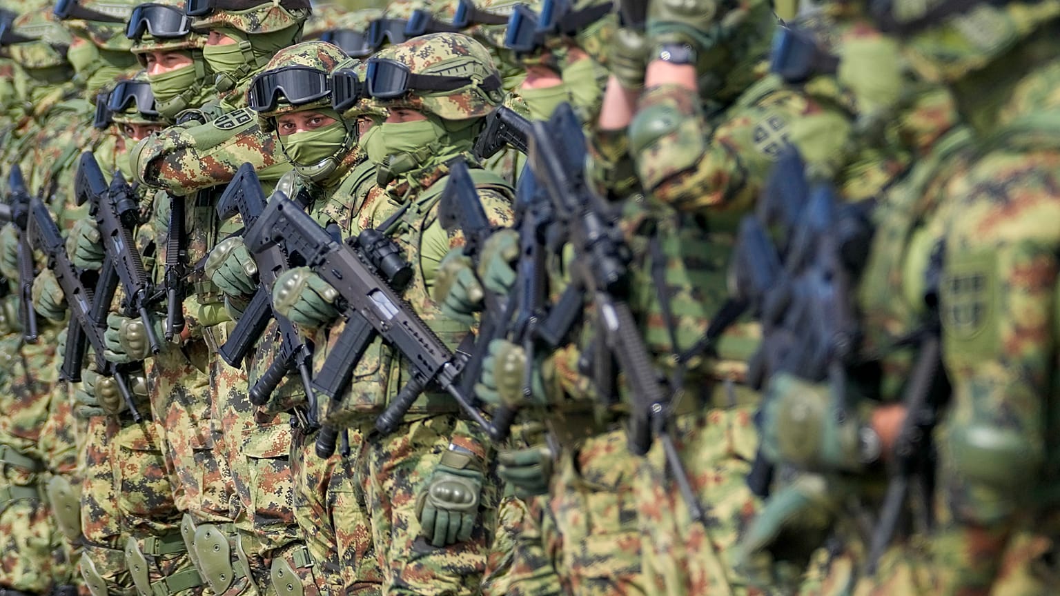 Soldados del ejército serbio actúan durante un ejercicio militar, en la base aérea de Batajnica, cerca de Belgrado, Serbia, el viernes 20 de septiembre de 2024. 