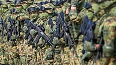 Soldados del ejército serbio actúan durante un ejercicio militar, en la base aérea de Batajnica, cerca de Belgrado, Serbia, el viernes 20 de septiembre de 2024. 
