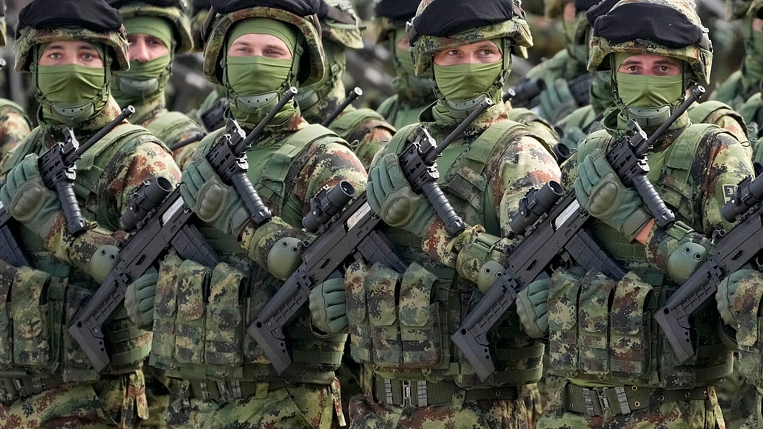 Soldados do Exército Sérvio atuam durante exercício militar na Base Aérea de Batajnica, perto de Belgrado