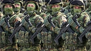 Soldados do Exército Sérvio atuam durante exercício militar na Base Aérea de Batajnica, perto de Belgrado