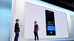 Mark Zuckerberg (Solda), UFC dövüşçüsü Brandon Moreno (Sağda) Meta ile Ray-Ban ortaklığında geliştirilen yeni artırılmış gerçekliğe sahip gözlüğü deniyor, 25 Eylül 2024