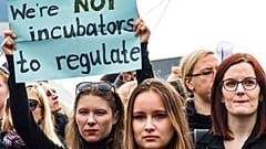 Schon 2016 demonstrierten polnische Frauen in Brüssel gegen zu scharfe Abtreibungsregeln.
