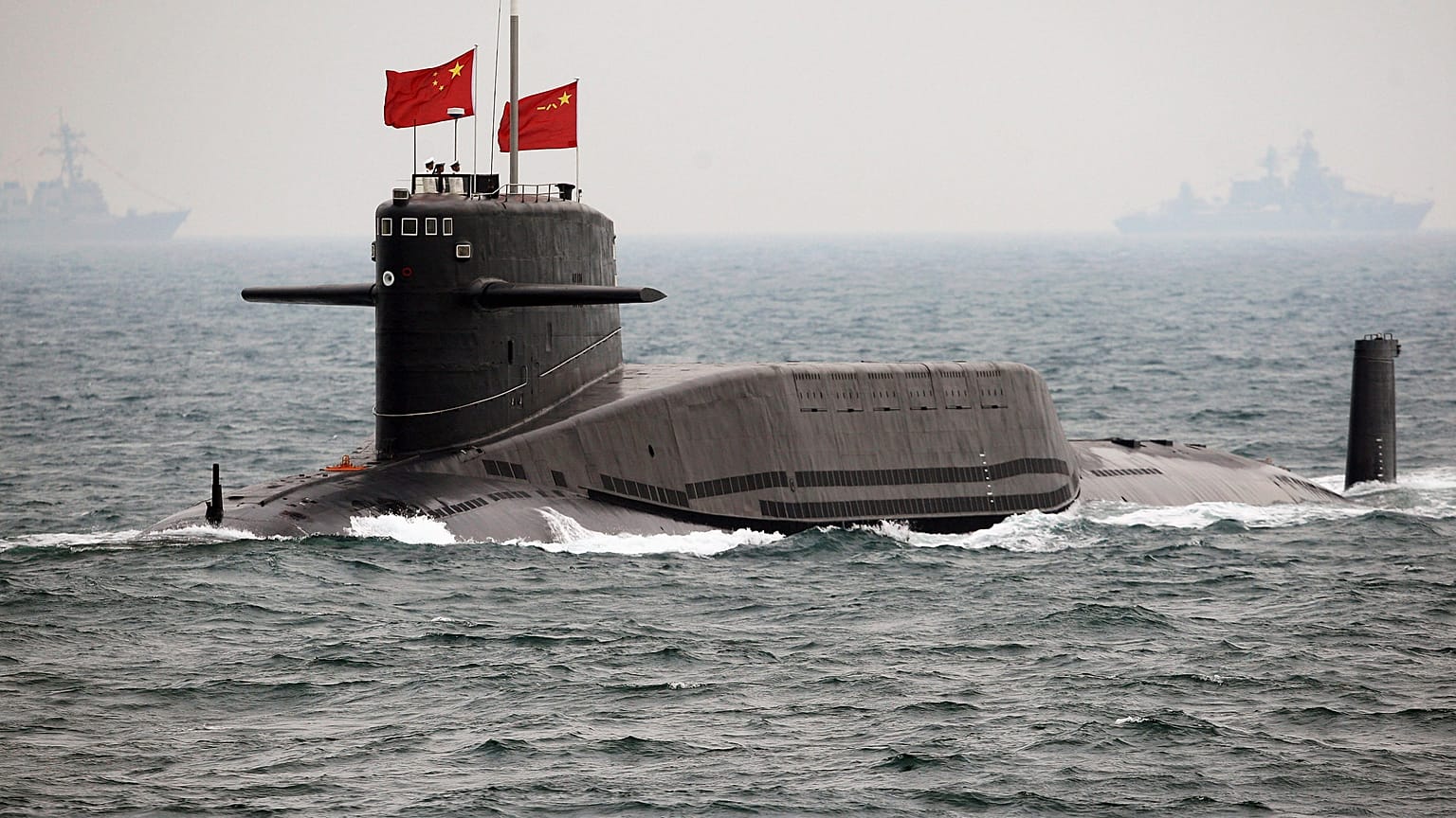 Çin'e ait nükleer güçle çalışan bir denizaltı Qingdao açıklarındaki sularda seyrediyor