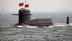 Un submarino nuclear de la Armada china navega durante una revisión internacional de la flota en aguas de Qingdao.